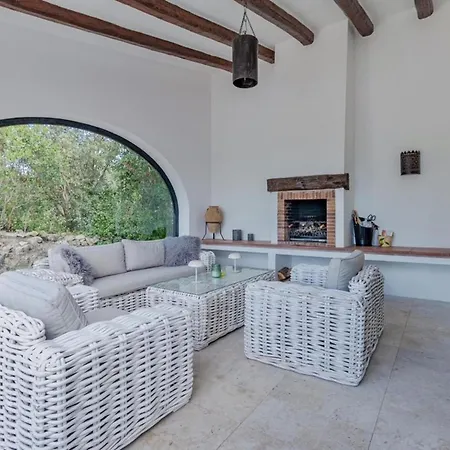 Mas Nou Costabravasi بيت للعطل